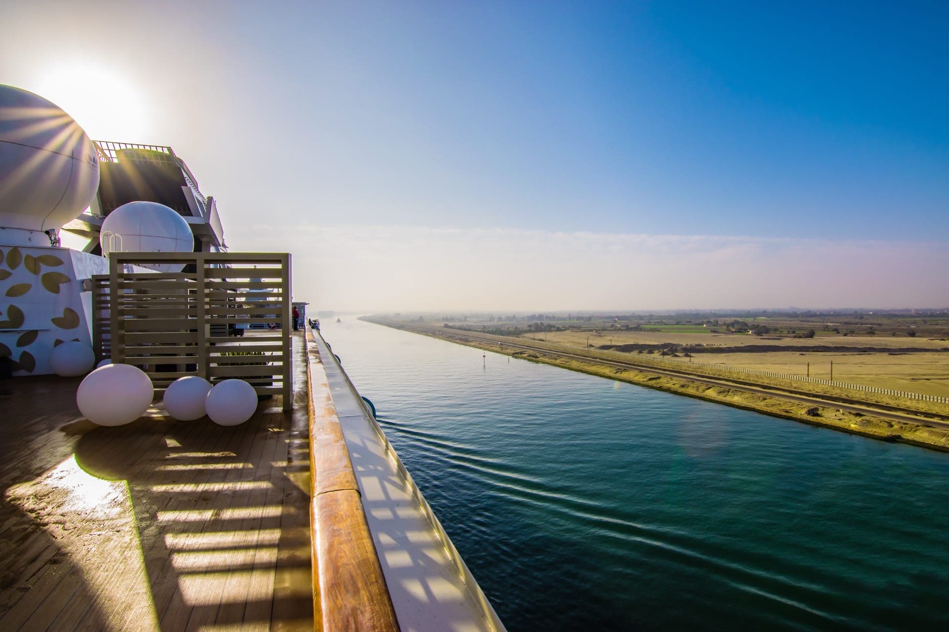 Suezkanal – Kreuzfahrtschiff bei der Durchquerung